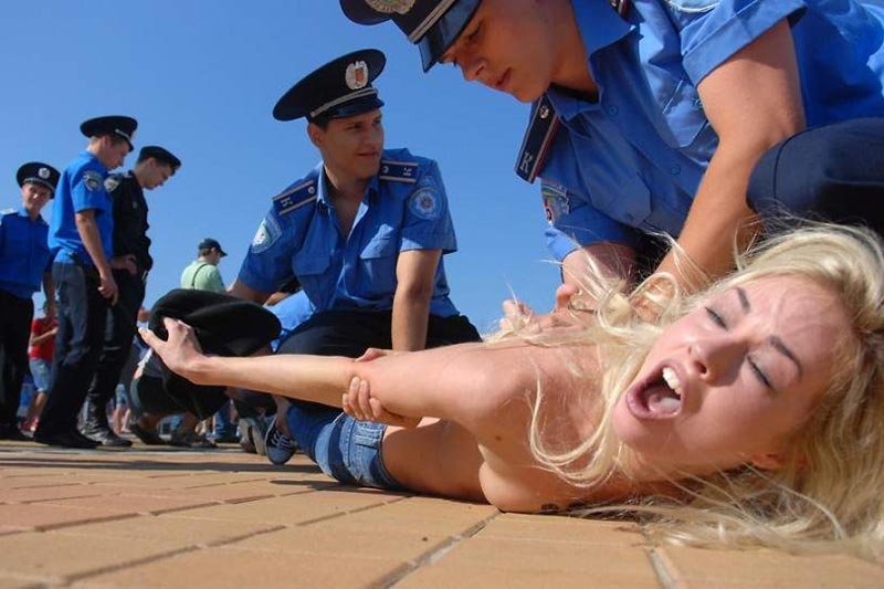 Akrywistki FEMEN protestowały przeciwko Aleksandrowi Łukaszence i organizatorom Euro 2012, którzy zaprosili go na finał turnieju.