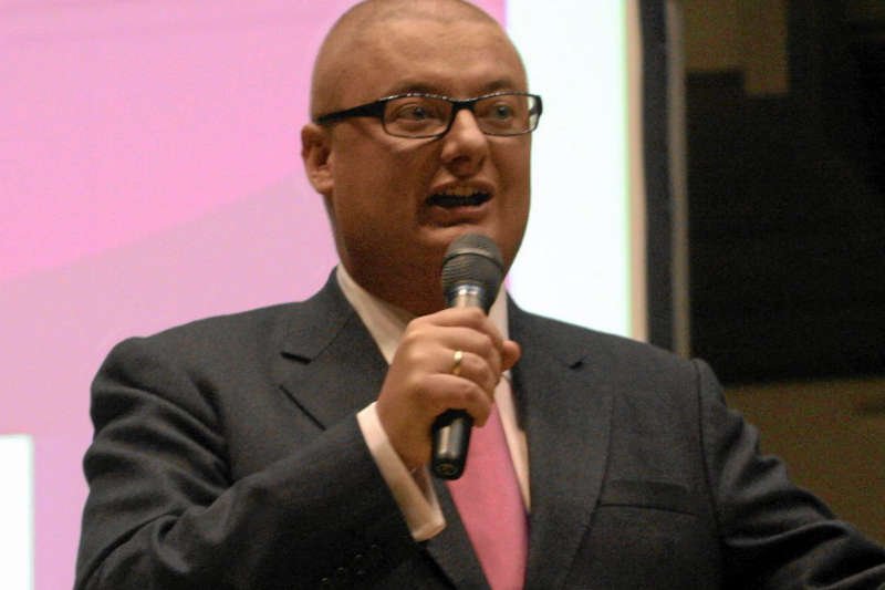 Limuzyna Michała Kamińskiego została przyłapana na łamaniu przepisów. Co na to europoseł? "Prowadził mój asystent"