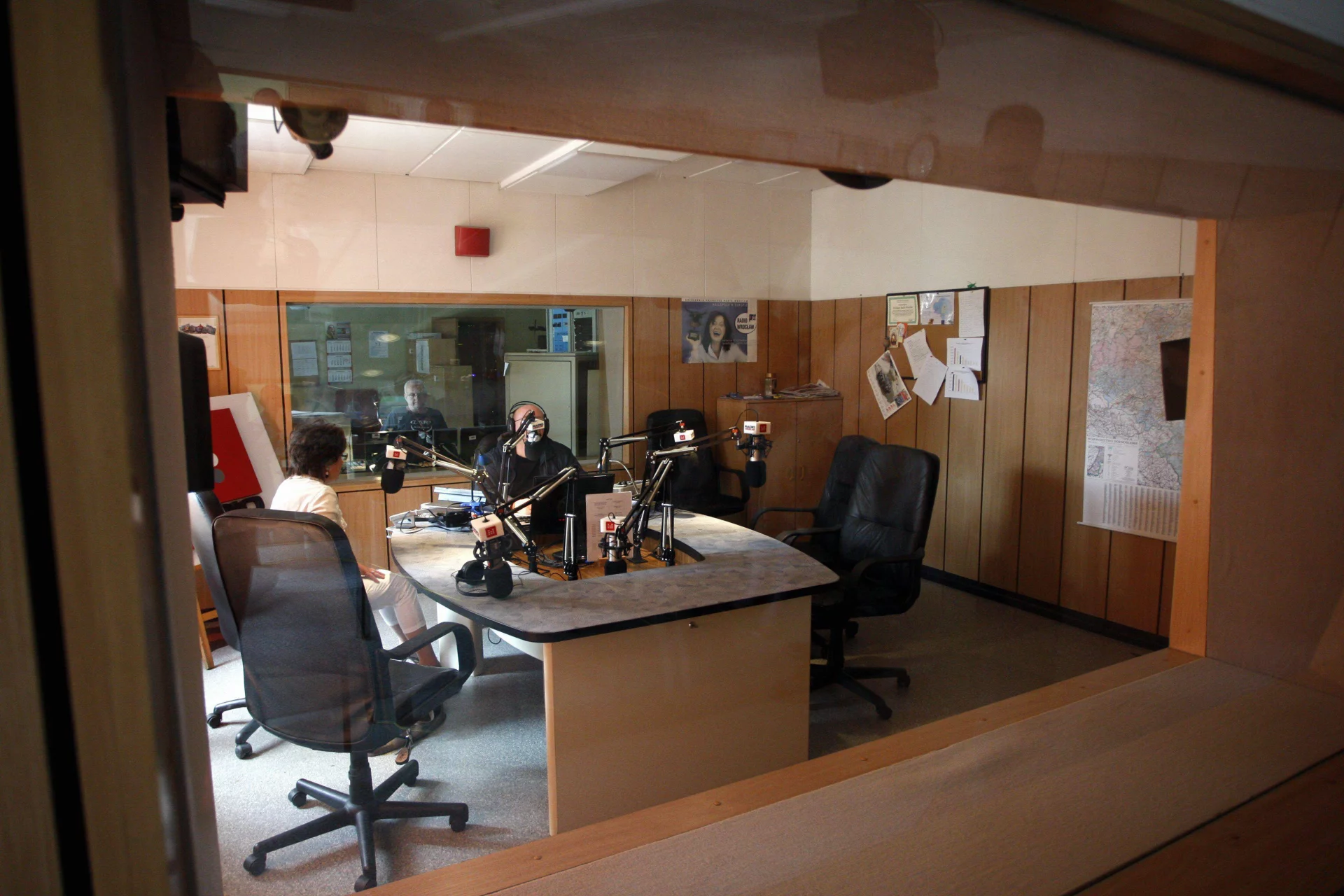 Wyniki słuchalności radia. RMF FM z największą popularnością, Polskie Radio na samym końcu.