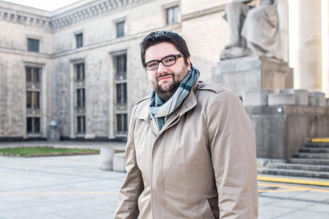 Jóźwiak reprywatyzuje warszawskie lokale, skłotersi obrzucają go tortem