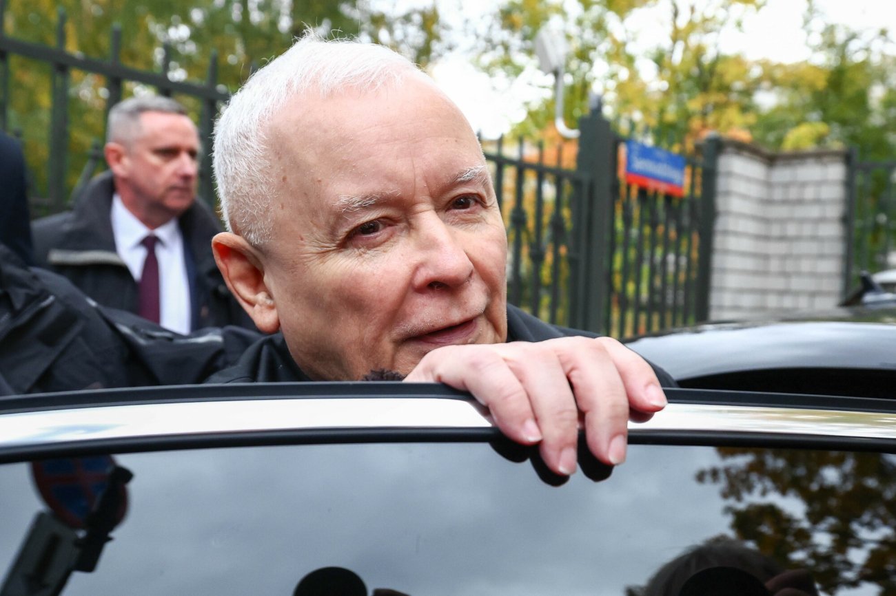 Jarosław Kaczyński, prezes PiS, podczas wsiadania do limuzyny.