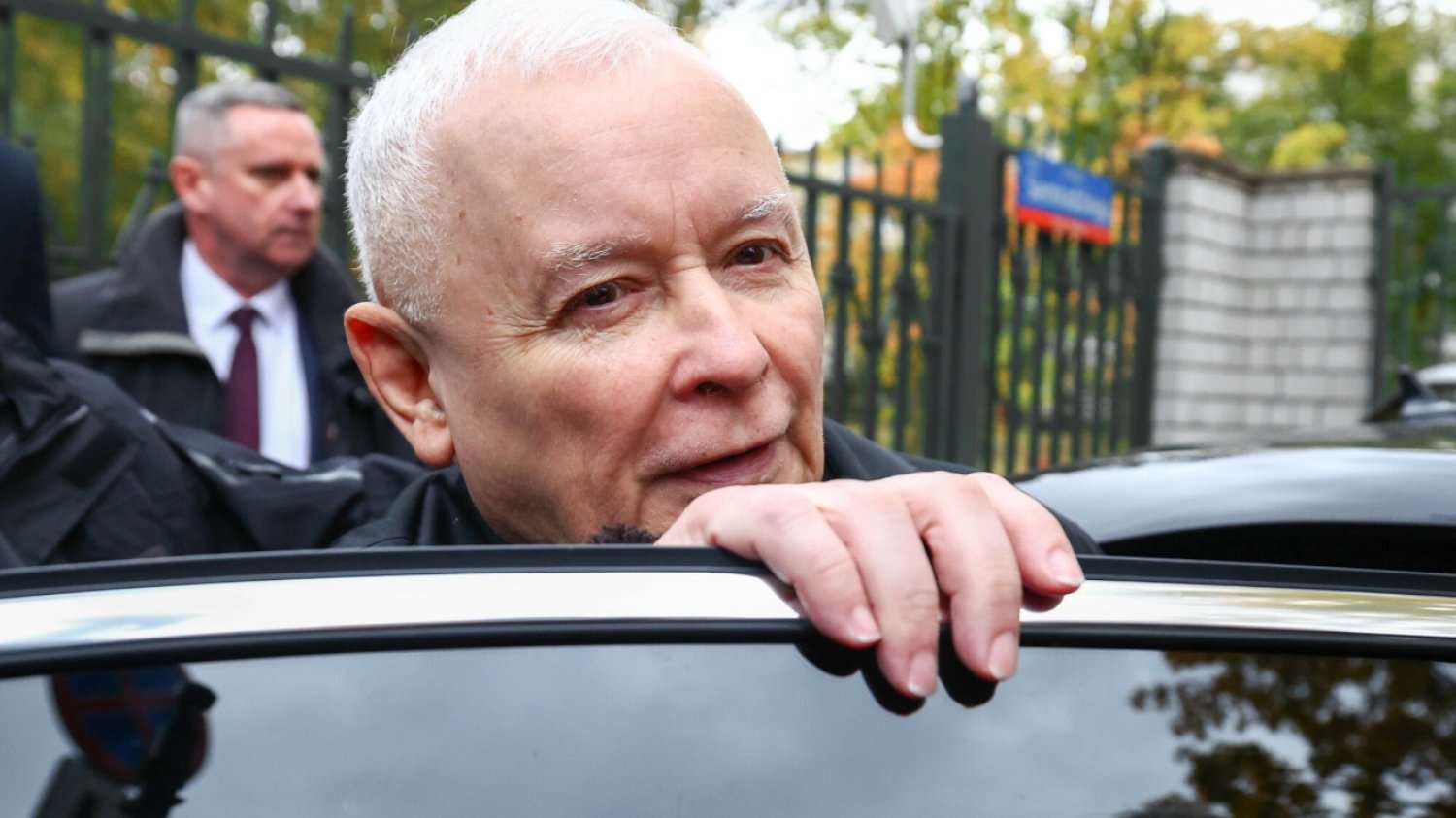 Jarosław Kaczyński, prezes PiS, podczas wsiadania do limuzyny. Jarosław Kaczyński, prezes PiS, podczas wsiadania do limuzyny.