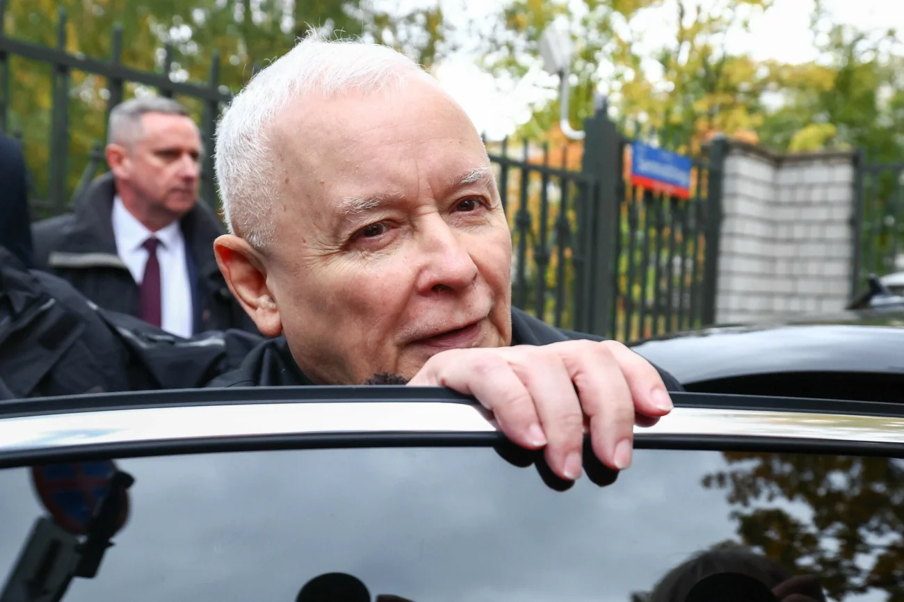 Jarosław Kaczyński, prezes PiS, podczas wsiadania do limuzyny. Jarosław Kaczyński, prezes PiS, podczas wsiadania do limuzyny.