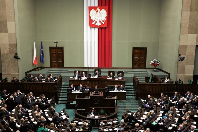 Wyniki najnowszego sondażu TNS Polska wskazują, że na początku października do Sejmu dostałyby się trzy ugrupowania: PiS, PO i komitet Kukiz'15