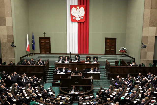Wyniki najnowszego sondażu TNS Polska wskazują, że na początku października do Sejmu dostałyby się trzy ugrupowania: PiS, PO i komitet Kukiz'15
