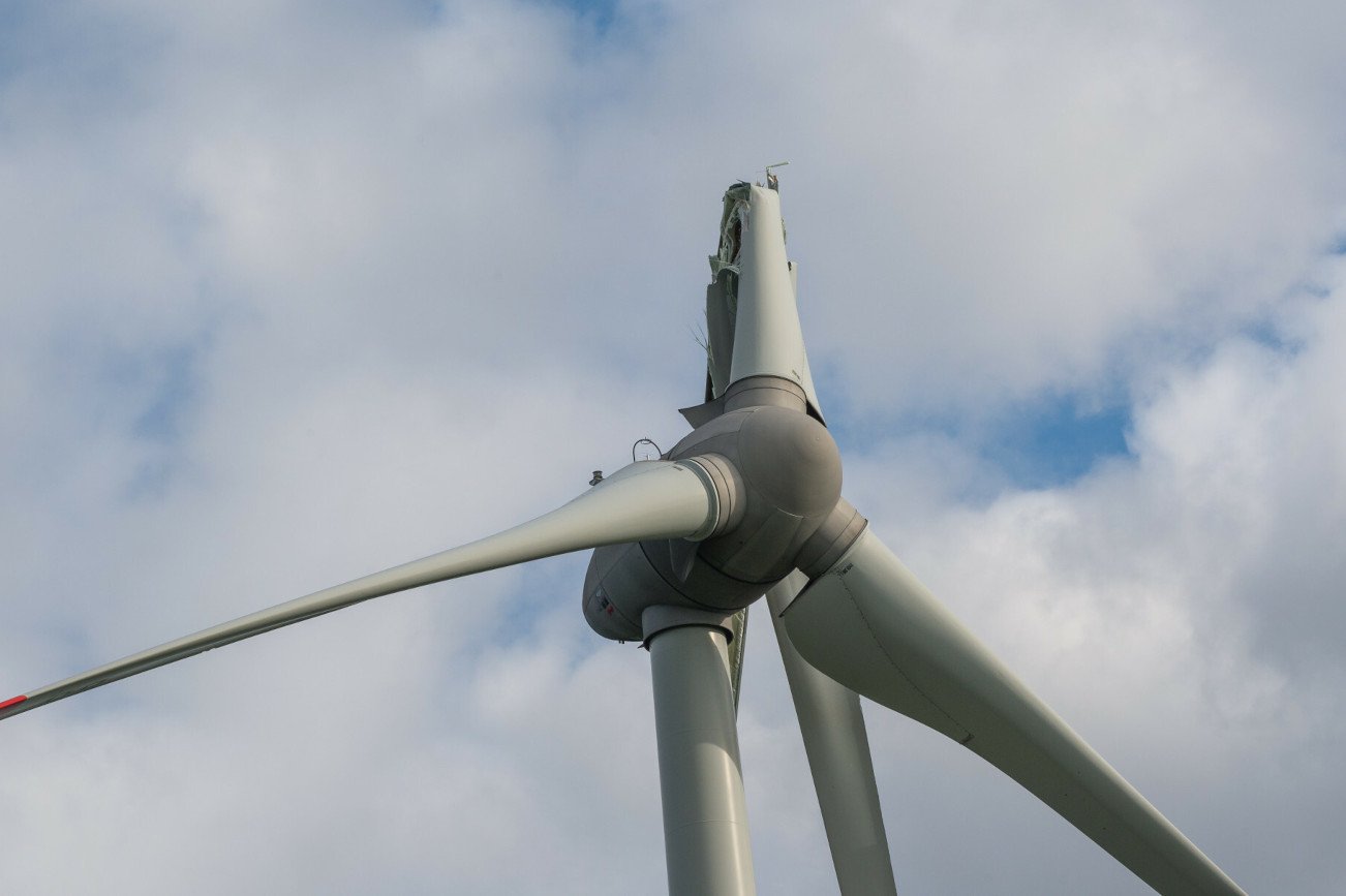 Mrożący krew w żyłach widok w Dobieszczyźnie. Nagle odpadło ramię wiatraka.