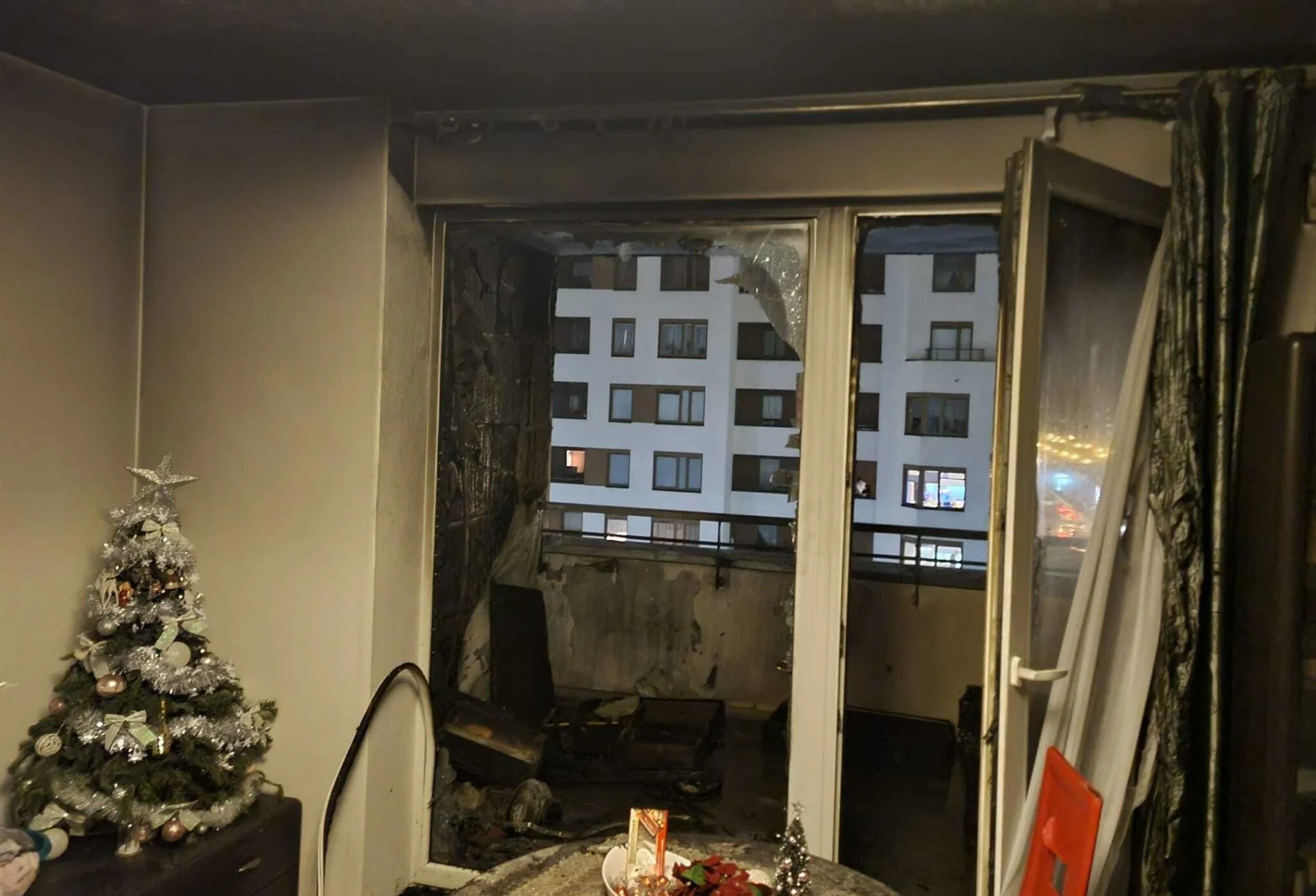 Właściciel mieszkania pokazał potem, co się stało w jego mieszkaniu.