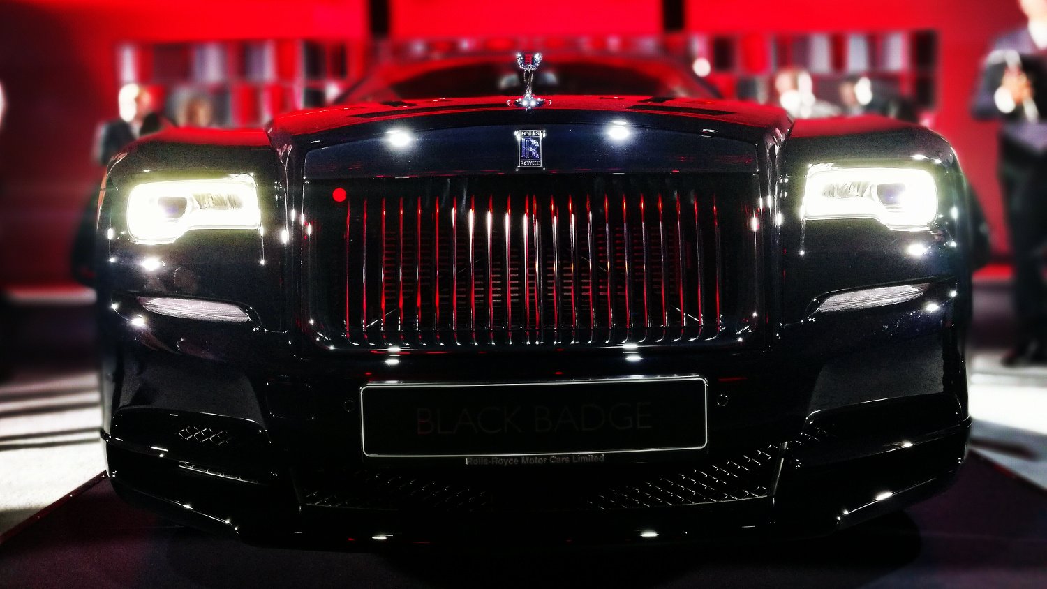 Rolls Royce w wersji Black Badge to auto, które na pewno trafi w gust młodszych kierowców.