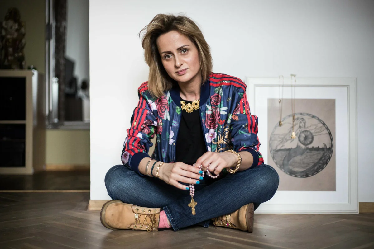Projektantka biżuterii Anka Krystyniak w swoim mieszkaniu na warszawskim Grochowie