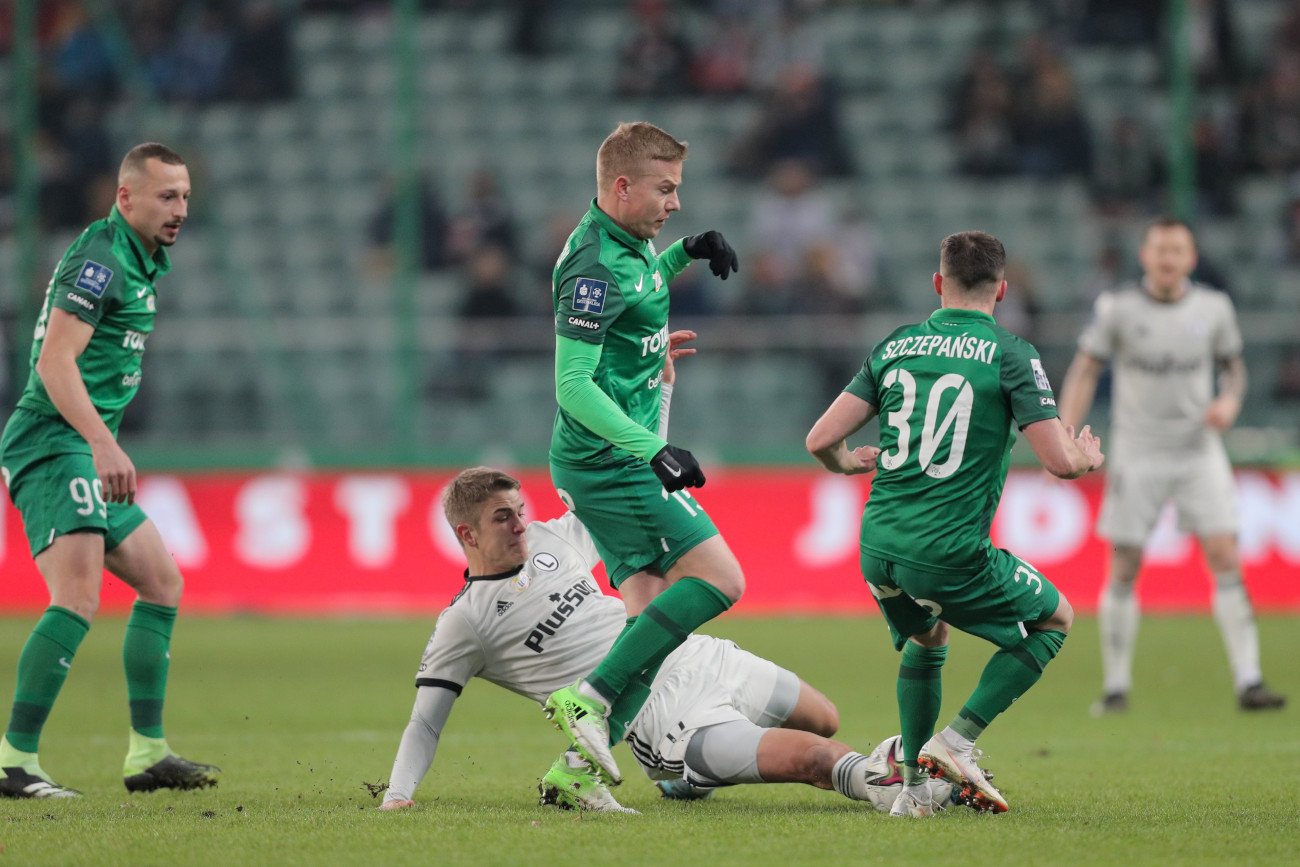 Nie tak wyobrażali sobie przebieg niedzielnego meczu z Wartą Poznań kibice Legii Warszawa...