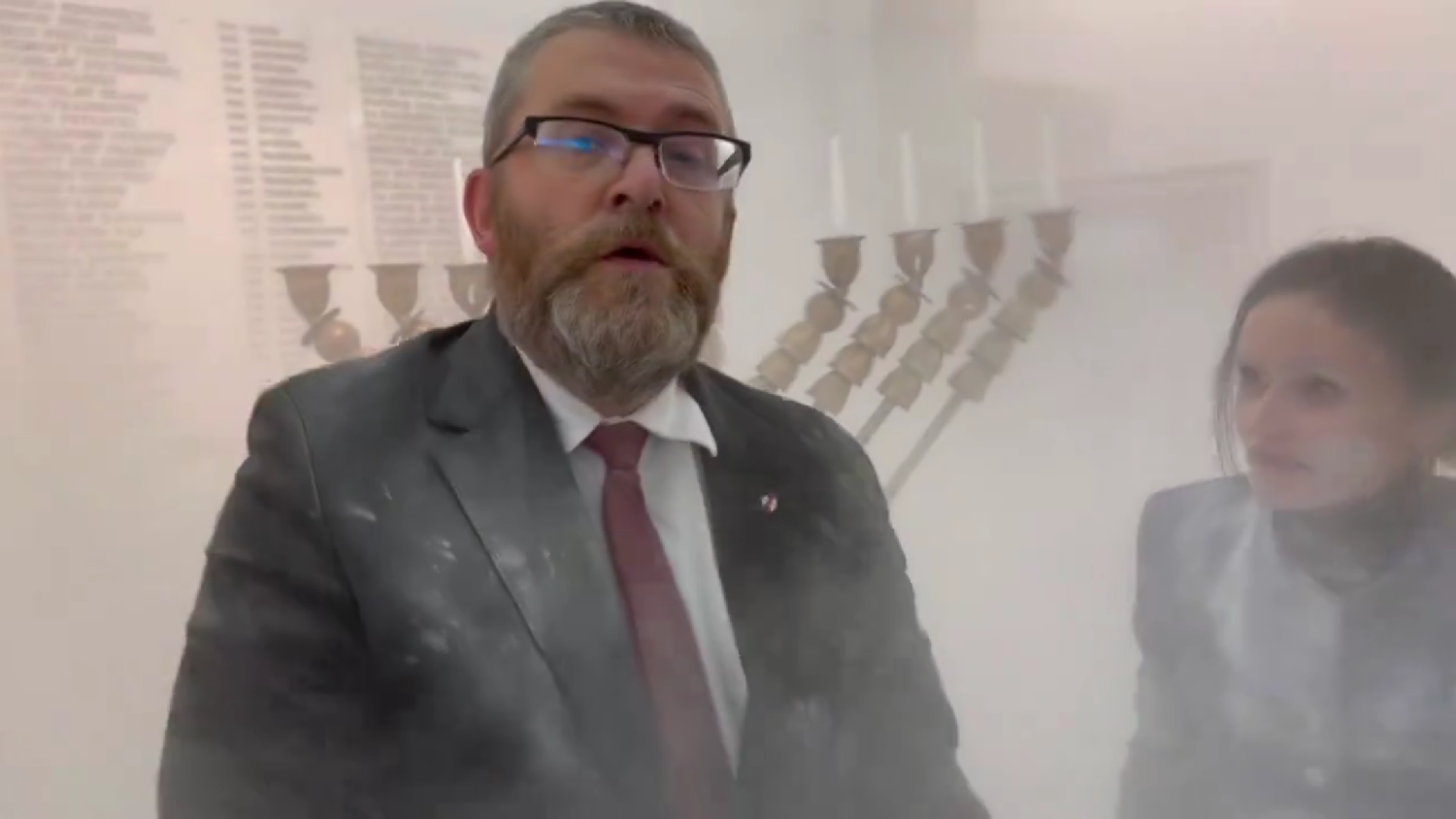 Skandal w Sejmie. Braun zgasił świece chanukowe.