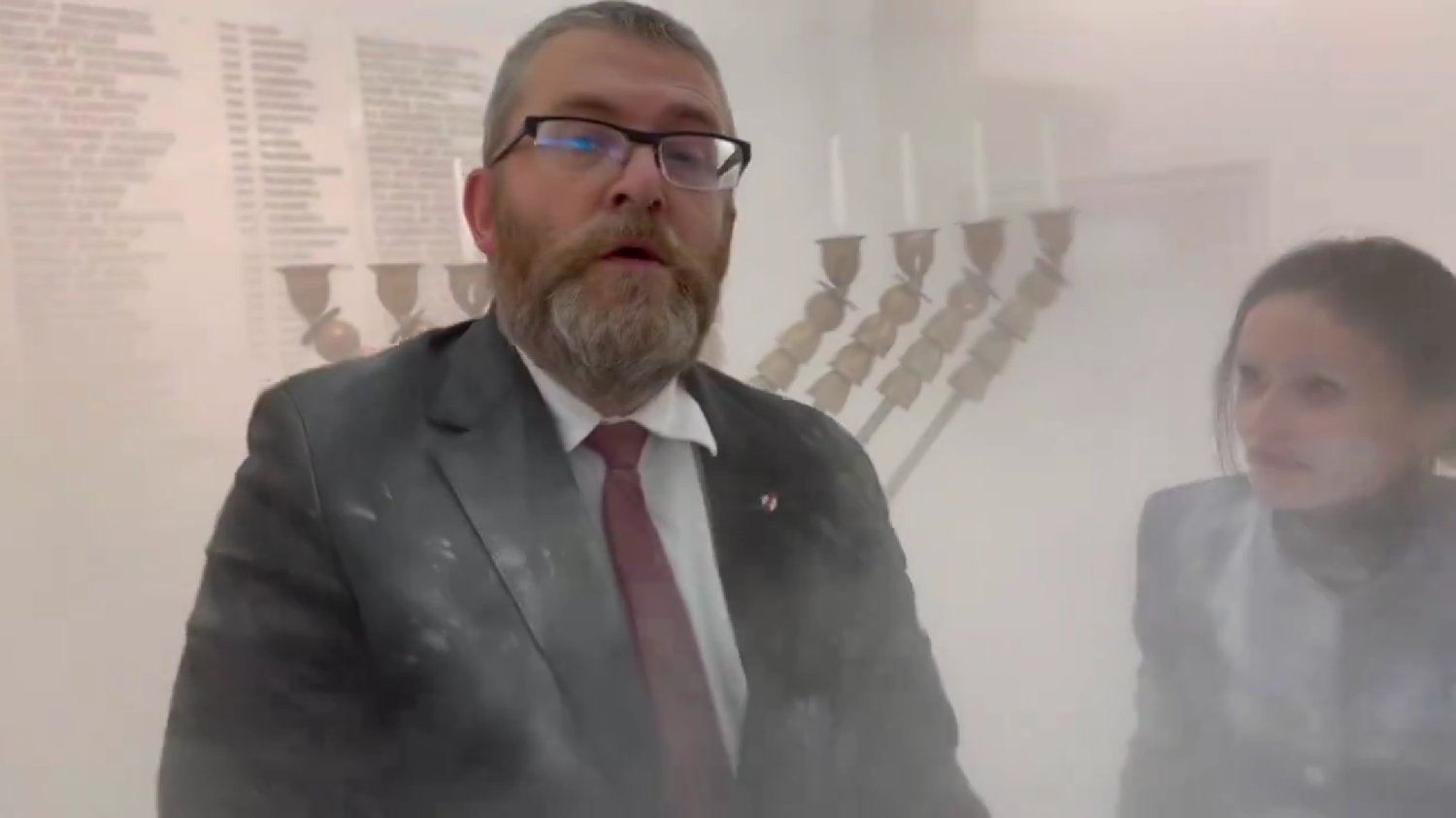 Skandal w Sejmie. Braun zgasił świece chanukowe.