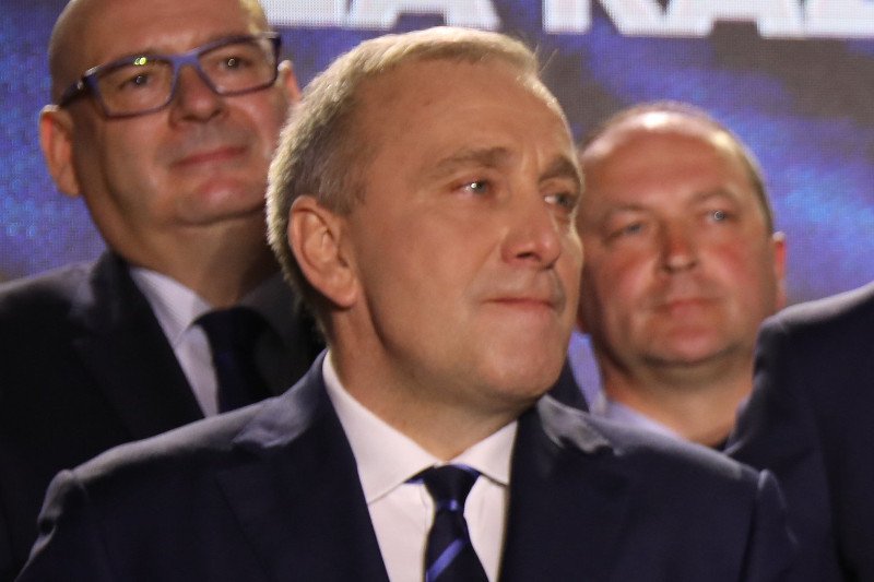 W sondażu late poll PiS zwiększa przewagę nad Koalicją Europejską.