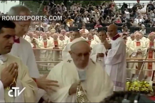 Upadek papieża zarejestrowały kamery.