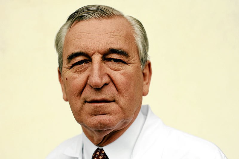 Mimo umorzenia śledztwa ws. nielegalnych przeszczepów rogówki, okulista prof. Jerzy Szaflik chce nadal walczyć przed sądem o swoje dobre imię.