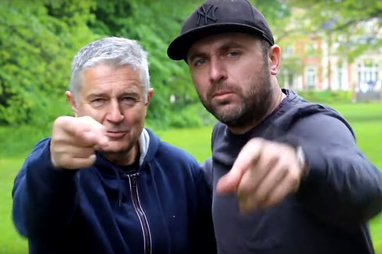 Dominik Kearney, czyli Dominik z ZDS, nagrywa antyrządowe piosenki.