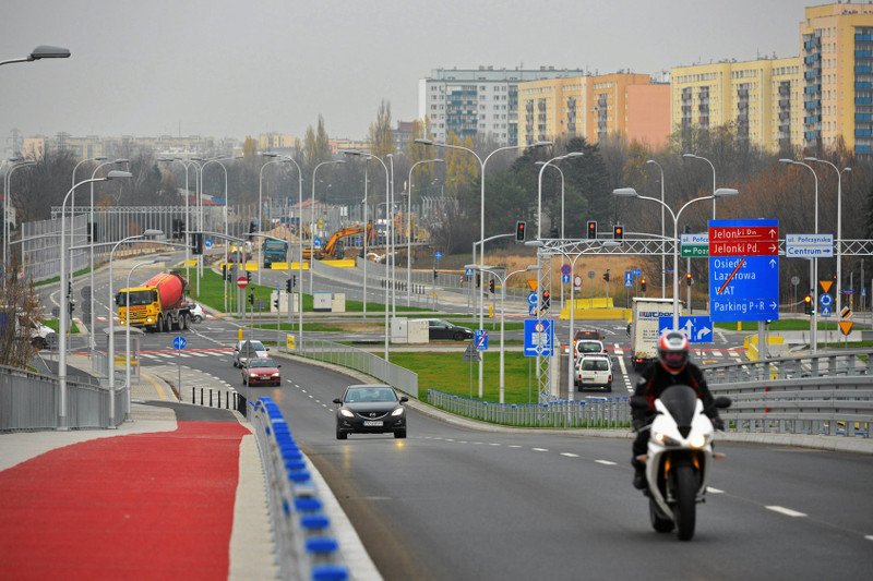 Trasy szybkiego ruchu powstające przy istniejących już osiedlach lub odwrotnie, to problem wielu polskich miast. Jeżeli kupujemy takie mieszkanie świadomie, nie ma problemu. Jeśli nie, zaczynają się schody.