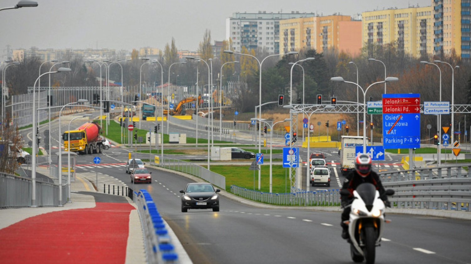 Trasy szybkiego ruchu powstające przy istniejących już osiedlach lub odwrotnie, to problem wielu polskich miast. Jeżeli kupujemy takie mieszkanie świadomie, nie ma problemu. Jeśli nie, zaczynają się schody.