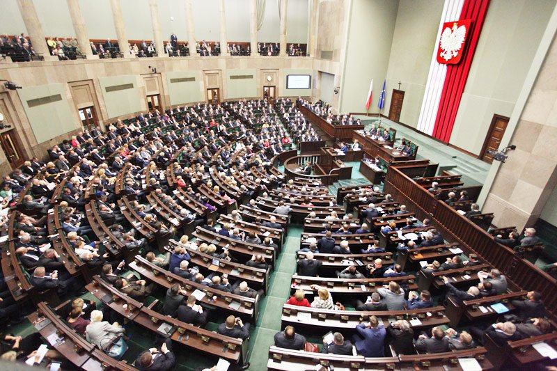 Czy posłowie i senatorowie zarabiają zbyt mało?