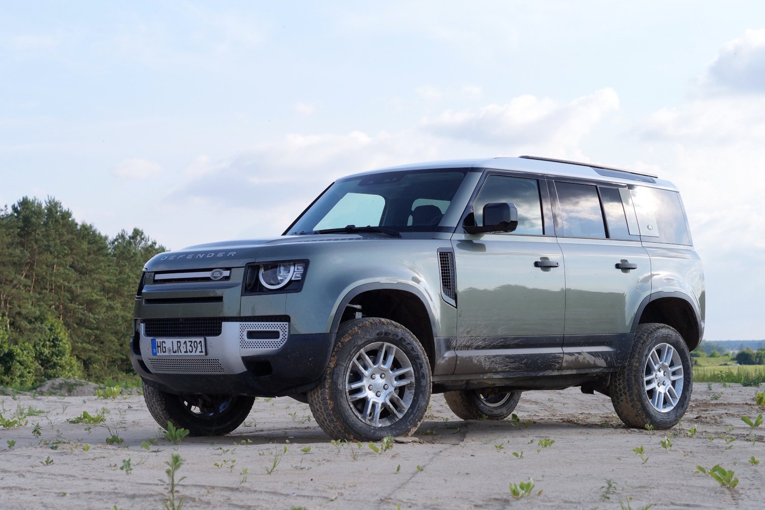 Nowy Land Rover Defender w zupełnie nowej, bardziej lifestyle'owej odsłonie. Nie stracił jednak swojego terenowego DNA.