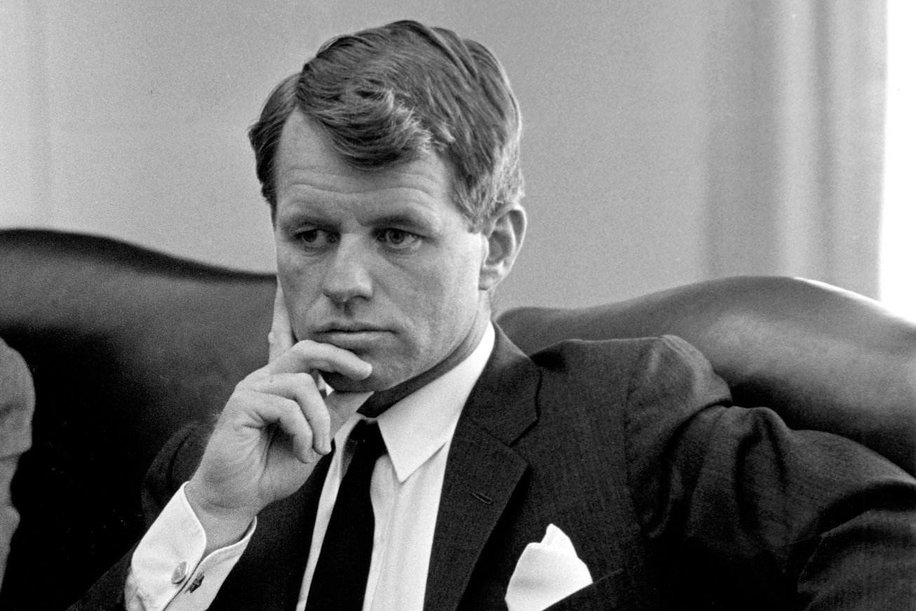 Robert F. Kennedy w styczniu 1964 roku, na cztery lata przed tragiczną śmiercią