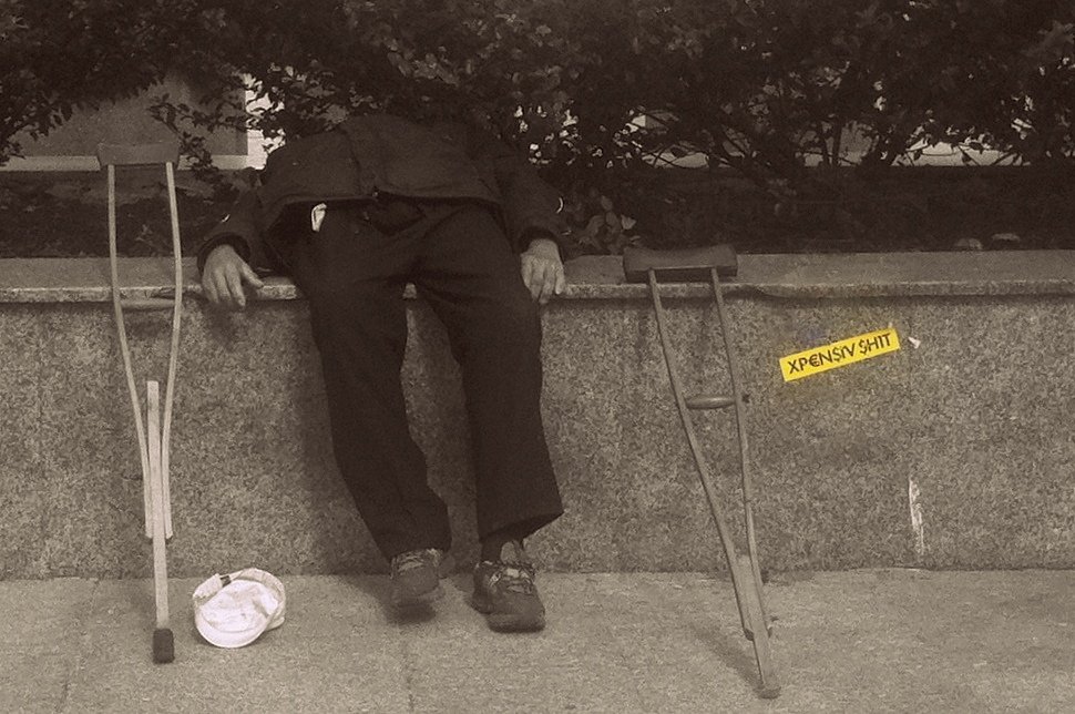 Pomaganie bezdomnym nie zawsze wychodzi na dobre.