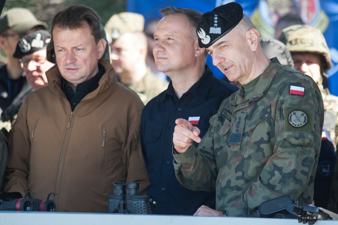Błaszczak chce dymisji czołowych dowódców. Gen. Koziej: Minister się miga Mariusz Błaszczak, Andrzej Duda, gen. Rajmund Andrzejczak