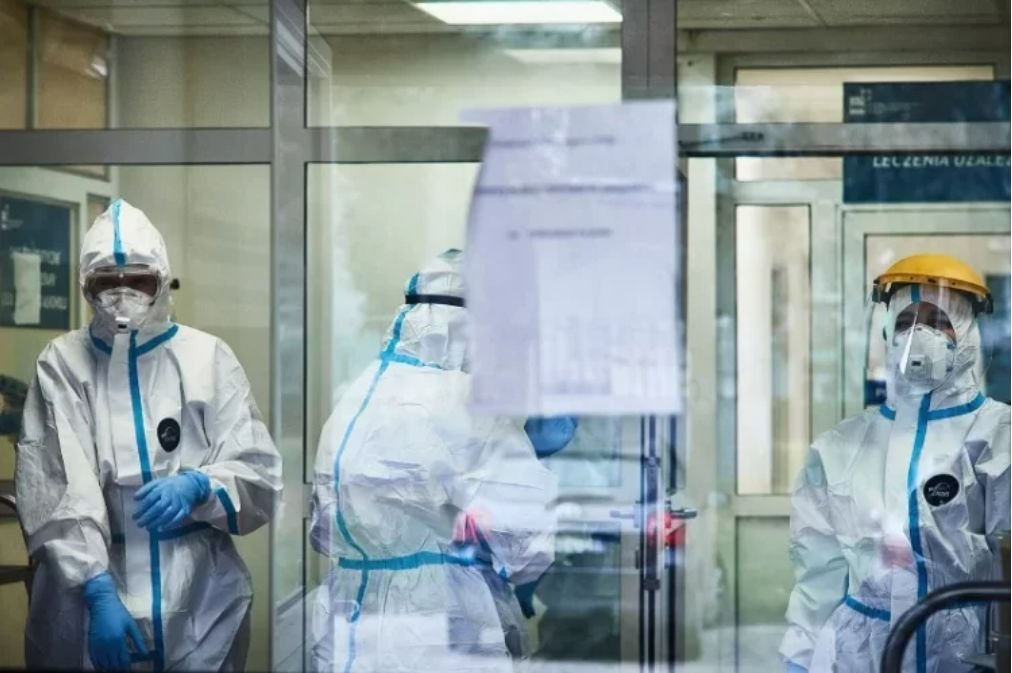 Profesor Bogdan Wojtyniak przyznał w rozmowie z Wprost, że oczekiwana długość życia mężczyzn w 2020 roku skróciła się o ok. 1,6 roku, a kobiet o 1,2 roku.