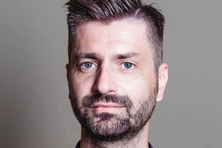 Krzysztof Śmiszek jest jednym z liderów partii Wiosna. Prywatnie jest partnerem jest prezesa, Roberta Biedronia.