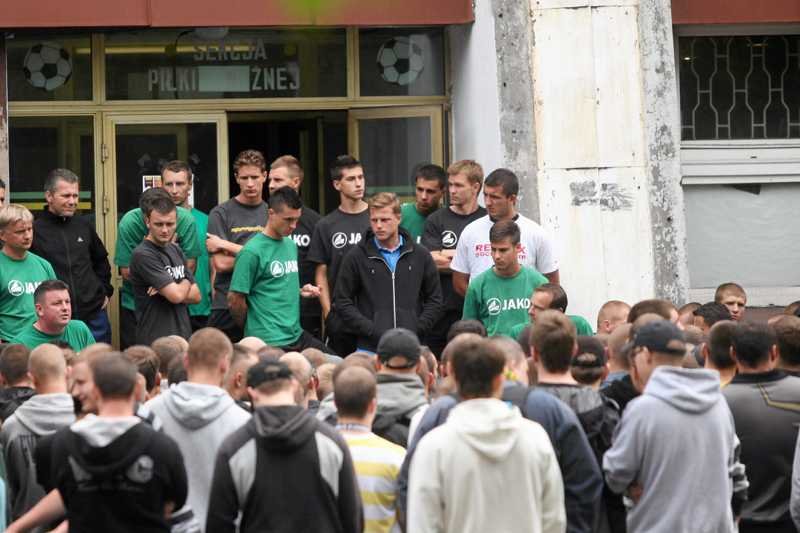 Kibice z Katowic wyrażają swoje niezadowolenie z kupienia Polonii.