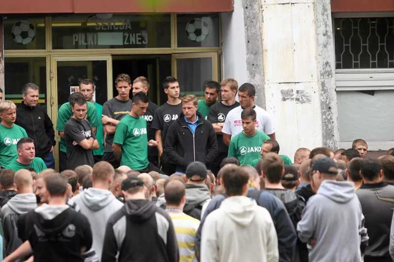 Kibice z Katowic wyrażają swoje niezadowolenie z kupienia Polonii.