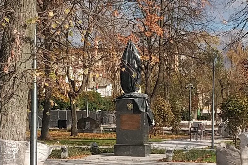 Pomnik Piłsudskiego stoi i czeka na oficjalne odsłonięcie.