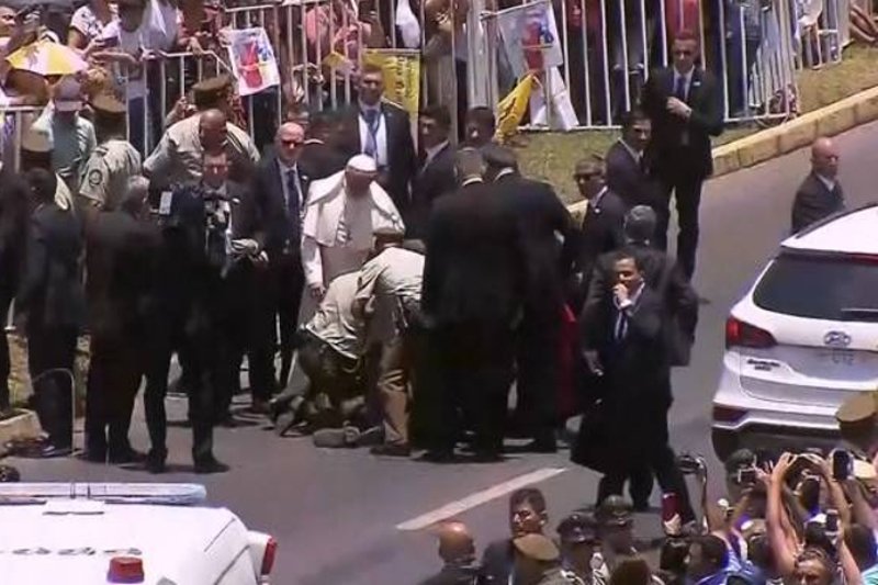 Papież Franciszek ratował policjantkę, która spadła z konia podczas przejazdu papamobile.