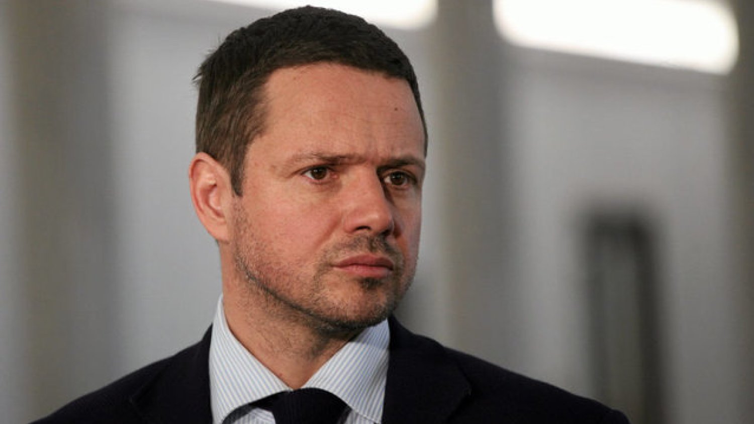 Rafał Trzaskowski podarował potrzebującej na ulicy 20 groszy. Kobieta zbierała na leki.