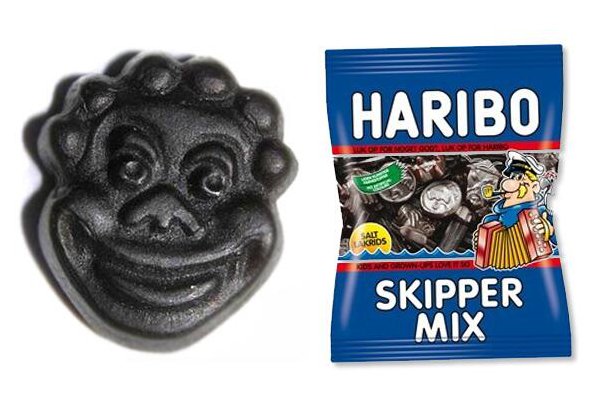 Po lewej - żelka Haribo z Skipper Mix w kształcie afrykańskiej maski, po prawej paczka Skipper Mix