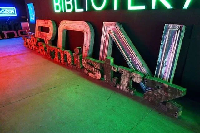 Neony w muzeum neonów