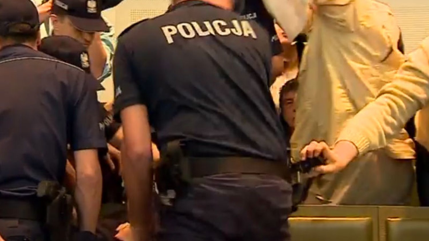 Dziś w gmachu Sądu Najwyższego podczas zamieszania jeden z protestujących próbował odebrać policjantowi broń.