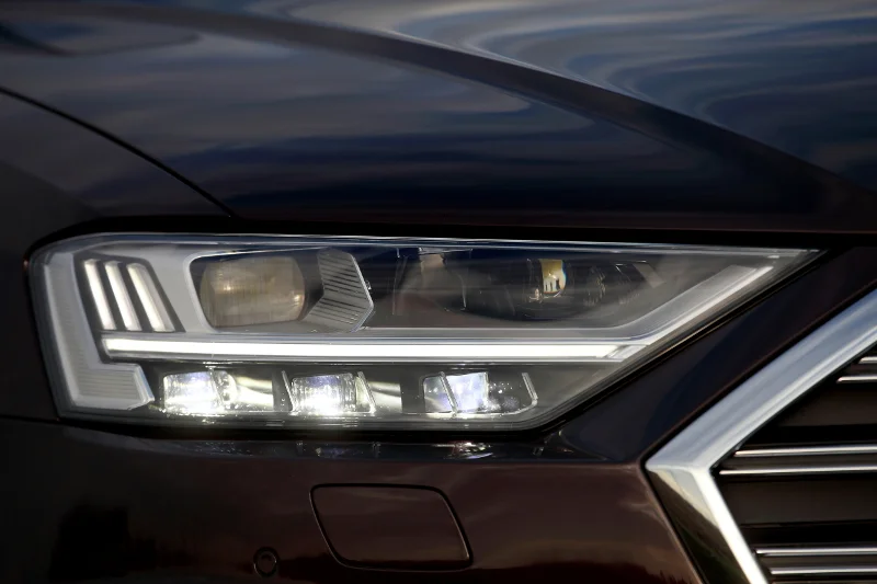 Reflektory w technologii HD Matrix LED mogą oświetlić drogą nawet do 600 metrów.