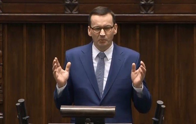 Mateusz Morawiecki co chwila dziękował Andrzejowi Dudzie, co mogło zdradzać panikę w obozie PiS po wejściu do gry Rafała Trzaskowskiego.