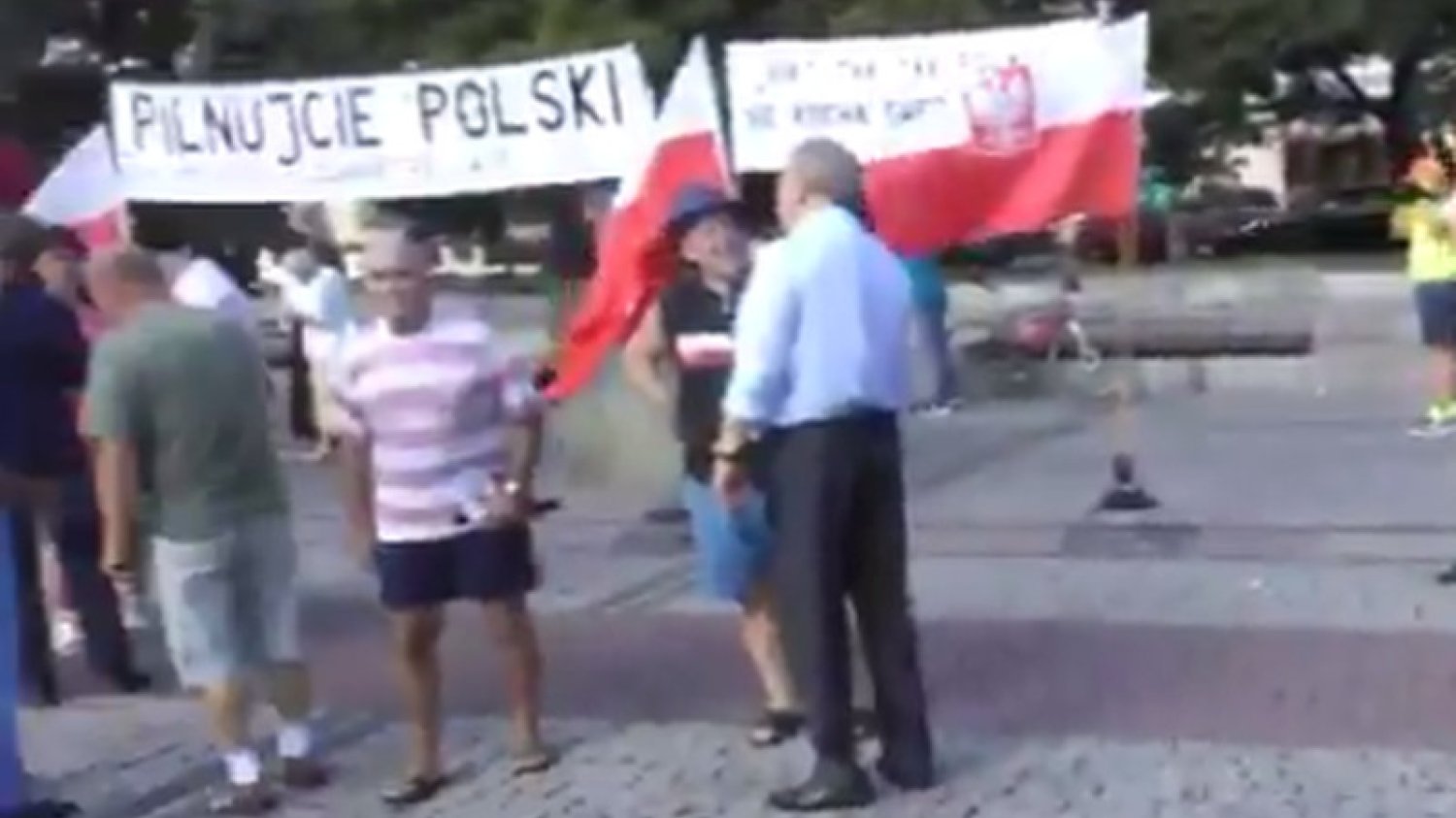 Internauci zamieszczają zdjęcia z dzisiejszych zgromadzeń i pytają: gdzie jest Marsz Miliona?