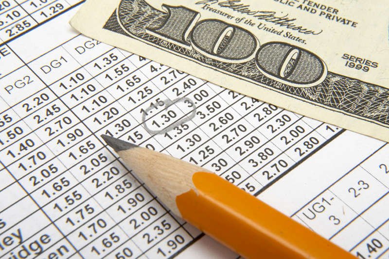 Zakłady bukmacherskie - jedni traktują je jako zabawę, inni - jako sposób na zarobienie pieniędzy. Dużych pieniędzy.