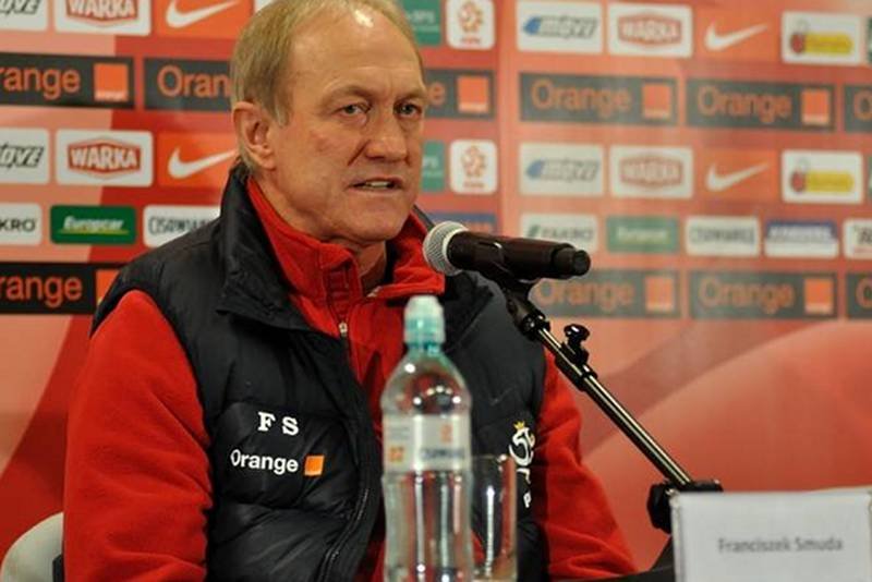 Żeby móc zobaczyć na własne oczy na konferencji Franciszka Smudę, nie ma przebacz - trzeba mieć pieczątkę.