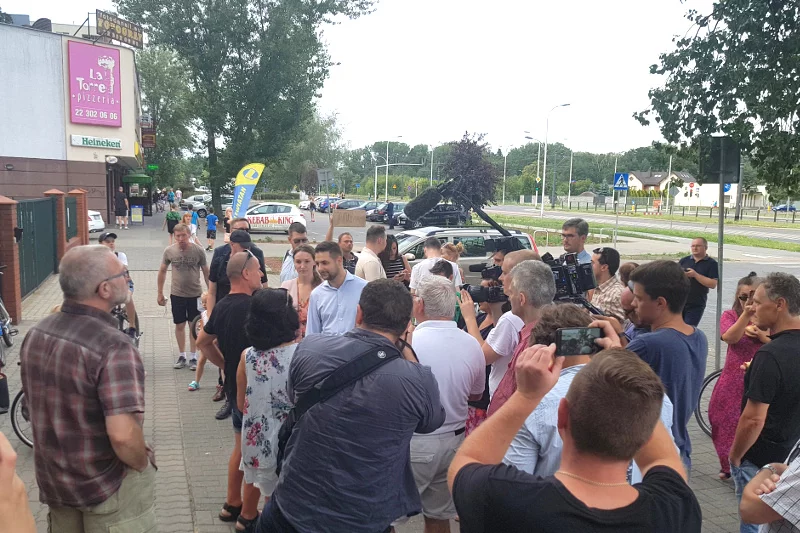 Grupa postała pod osiedlowym sklepem kilka minut, w tym czasie prowadząc bardzo rzeczowe dyskusje.