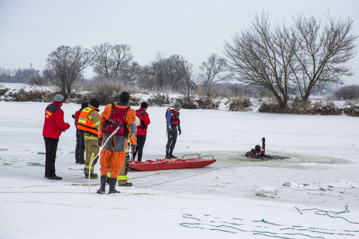 Iława. 8-latek, który wpadł do jeziora, nie żyje.