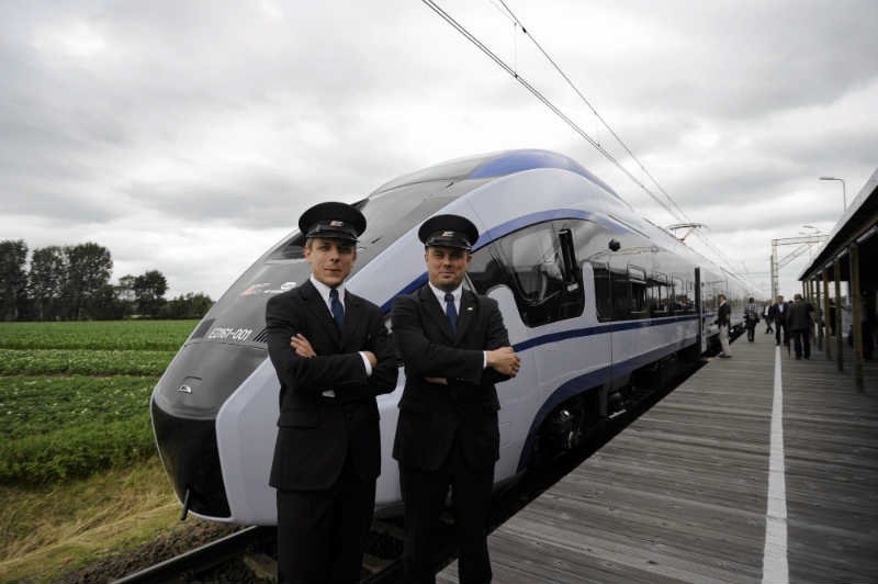 PKP Intercity przyciąga coraz więcej klientów.