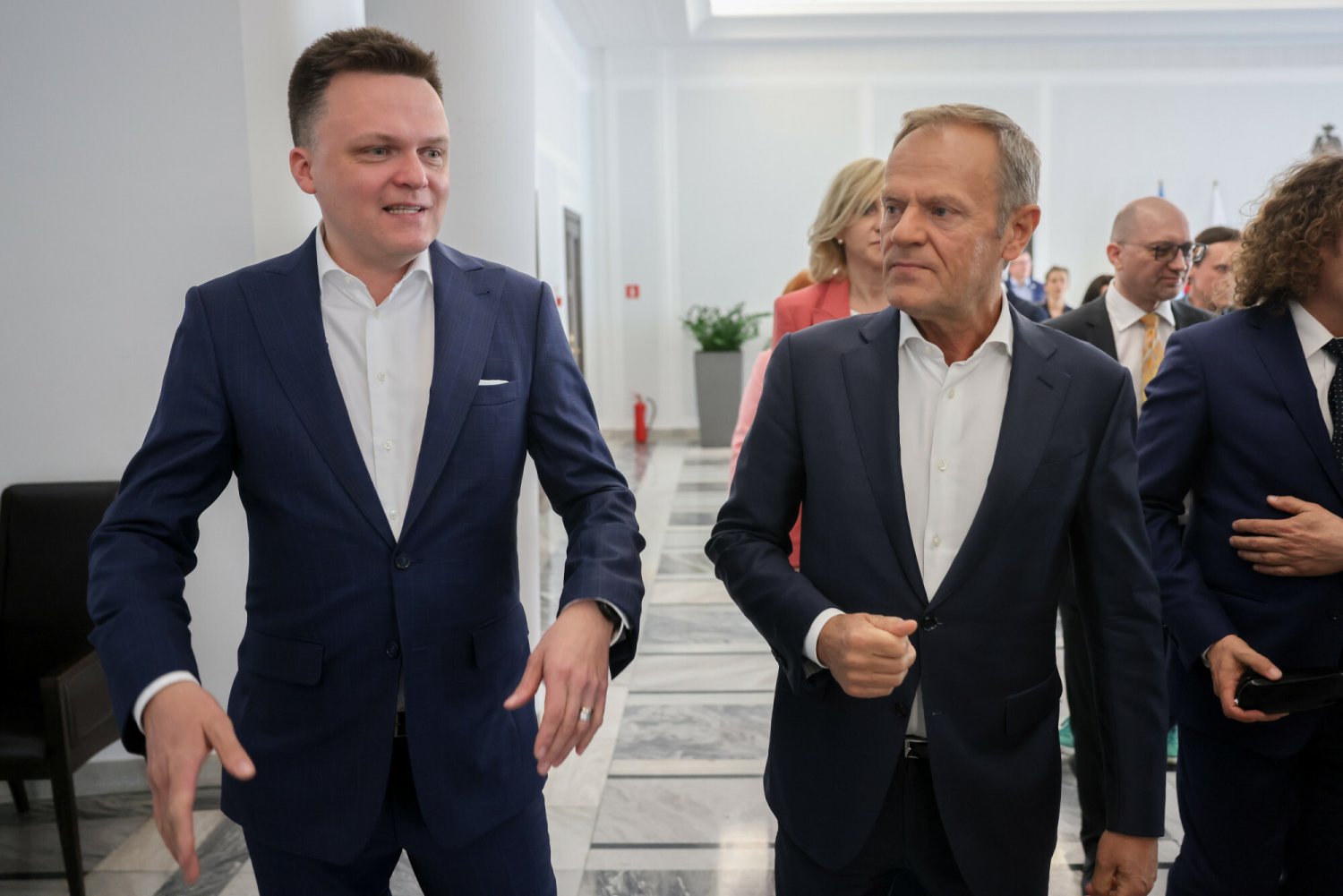 Według wyników sondażu prezydenckiego Morawieckiemu po piętach deptałby Hołownia.