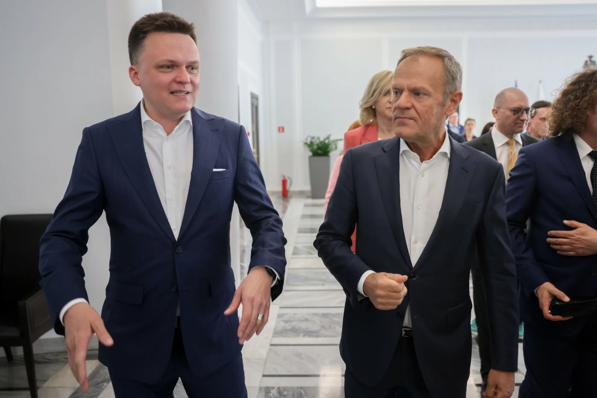 Według wyników sondażu prezydenckiego Morawieckiemu po piętach deptałby Hołownia.