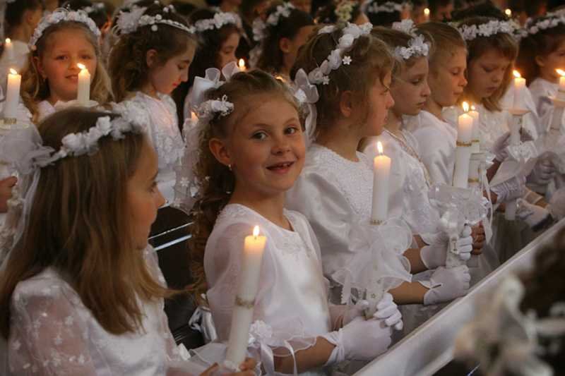 Pierwsza komunia. Nie da się do niej przystąpić bez lekcji religii