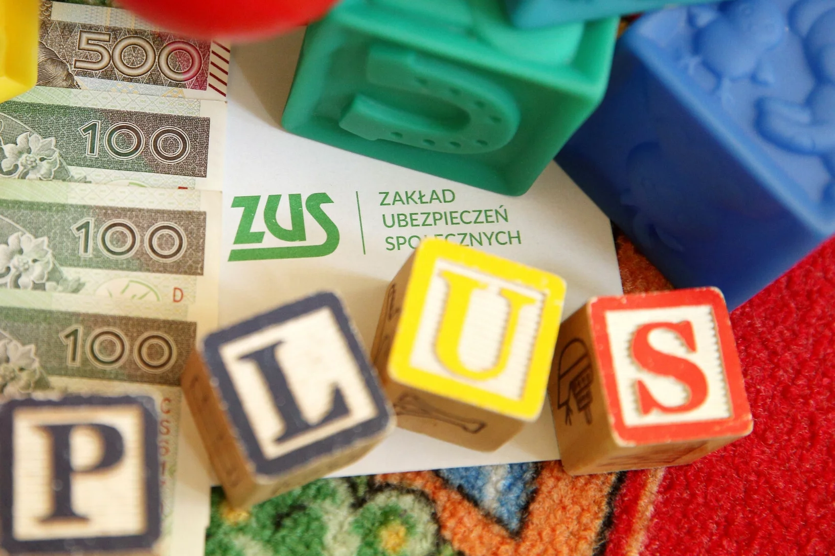 Banknoty stuzłotowe i słowo "Plus".