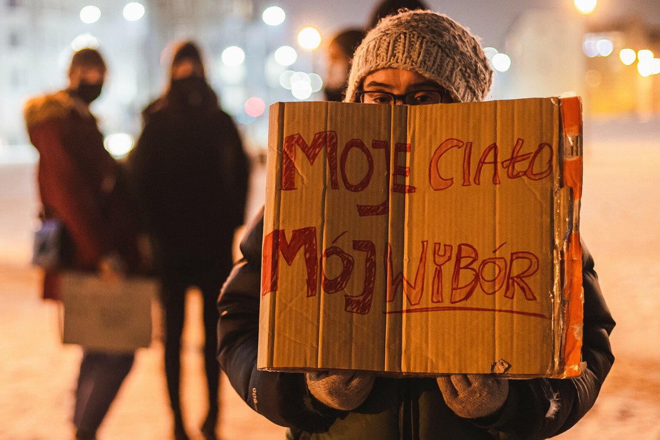 W sondażu Kantar 79 proc. ankietowanych wskazało, że "kobiety powinny mieć prawo do wykonania zabiegu aborcji".